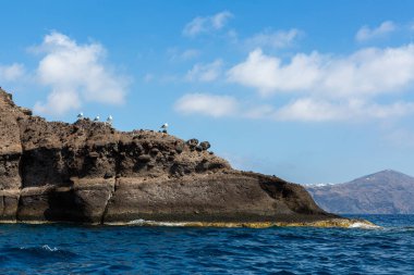 Güneşli bir günde Santorini kayalıkları