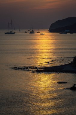 Yunanistan 'ın Santorini adasında yatlarla gün batımı ve gün doğumu