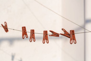 Elbise askıları beyaz arka planda gölgeli