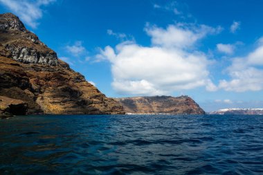 Güneşli bir günde Santorini kayalıkları