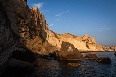 Santorini adasının kayalıkları ve kayalıkları