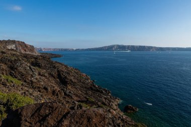 Santorini ve Nea Kameni adasının kayalıkları ve kayaları