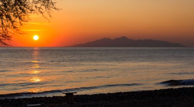 Deniz üzerinde güzel, parlak gün batımı 