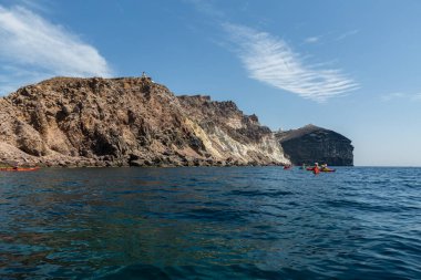 Santorini adasının kayalıkları ve kayalıkları