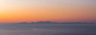 Thira, Oia ve Santorini adasındaki sokaklar ve evler