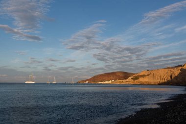 Yunanistan 'ın Santorini adasında yatlarla gün batımı ve gün doğumu
