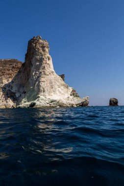 Santorini adasının kayalıkları ve kayalıkları