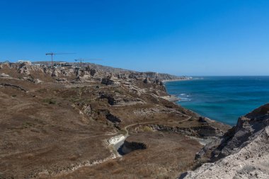 Güneşli bir günde Santorini 'de kumtaşı sahili