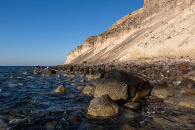 Güneşli bir günde Santorini 'de kumtaşı sahili