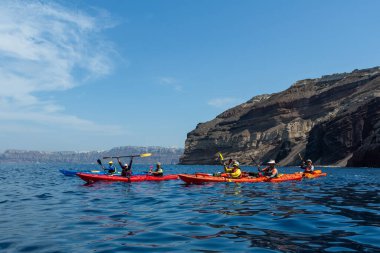 Santorini sahilinde kano, seyahat konsepti.