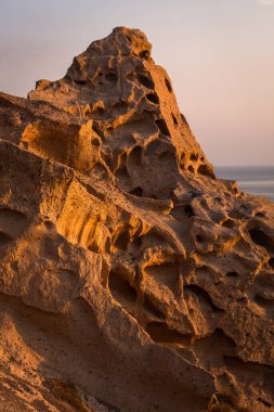 Santorini adasının kayalıkları ve kayalıkları
