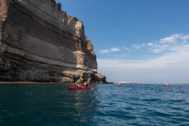 Santorini sahilinde kano, seyahat konsepti.