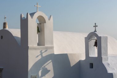 Thira ve Oia 'daki kilise Santorini adasında.