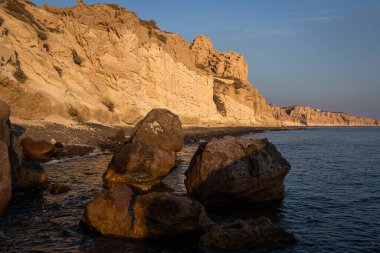 Santorini adasının kayalıkları ve kayalıkları