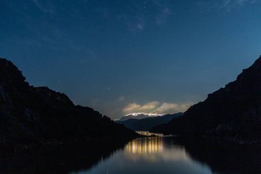 Santorini ve Nea Kameni adasının kayalıkları ve kayaları