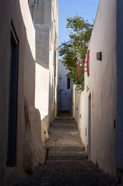 Thira ve Santorini 'deki sokaklar ve evler.