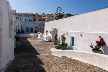 Thira ve Santorini 'deki sokaklar ve evler.