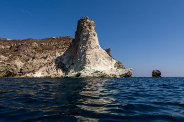 Santorini adasının kayalıkları ve kayalıkları