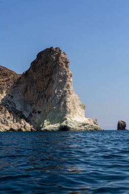 Santorini adasının kayalıkları ve kayalıkları