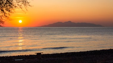 Deniz üzerinde güzel, parlak gün batımı 