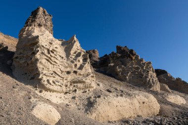 Güneşli bir günde Santorini 'de kumtaşı sahili