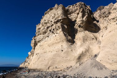 Güneşli bir günde Santorini 'de kumtaşı sahili