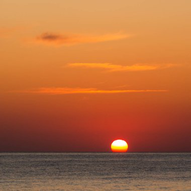 Deniz üzerinde güzel, parlak gün batımı 