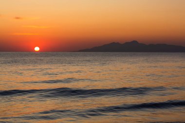 Deniz üzerinde güzel, parlak gün batımı 
