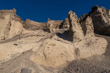 Güneşli bir günde Santorini 'de kumtaşı sahili