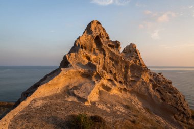 Santorini adasının kayalıkları ve kayalıkları