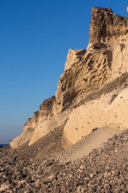 Güneşli bir günde Santorini 'de kumtaşı sahili