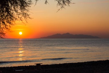 Deniz üzerinde güzel, parlak gün batımı 