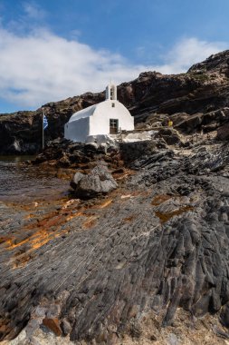 Palea kameni 'deki beyaz kilise, Santorini yakınlarındaki volkanik ada.
