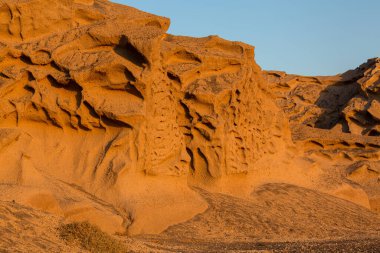 Santorini Adası 'nın kumtaşı kıyıları