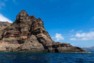 Güneşli bir günde Santorini kayalıkları