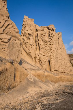 Santorini adasının kayalıkları ve kayalıkları