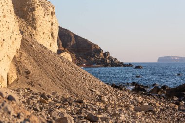 Güneşli bir günde Santorini 'de kumtaşı sahili
