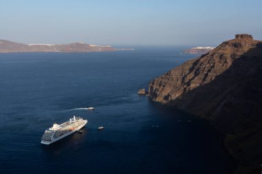 Thira ve Santorini 'deki sokaklar ve evler.