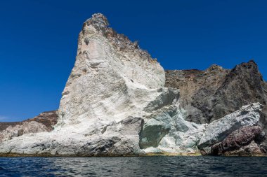 Santorini adasının kayalıkları ve kayalıkları