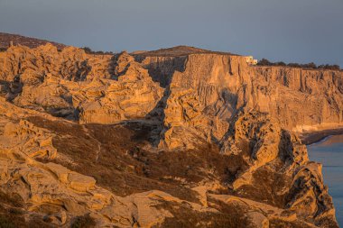Santorini adasının kayalıkları ve kayalıkları