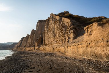 Santorini adasının kayalıkları ve kayalıkları