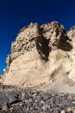 Güneşli bir günde Santorini 'de kumtaşı sahili
