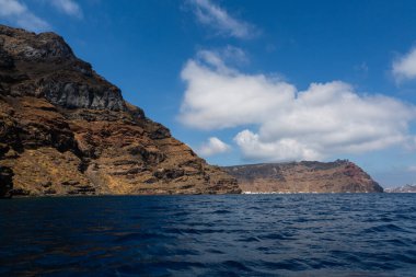 Güneşli bir günde Santorini kayalıkları
