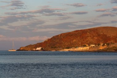 Yunanistan 'ın Santorini adasında yatlarla gün batımı ve gün doğumu