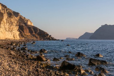 Güneşli bir günde Santorini 'de kumtaşı sahili
