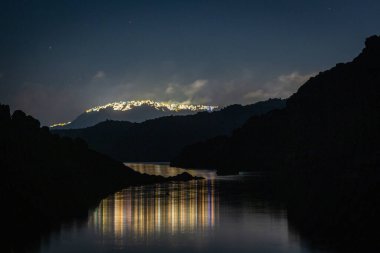 Santorini ve Nea Kameni adasının kayalıkları ve kayaları
