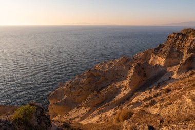 Güneşli bir günde Santorini 'de kumtaşı sahili