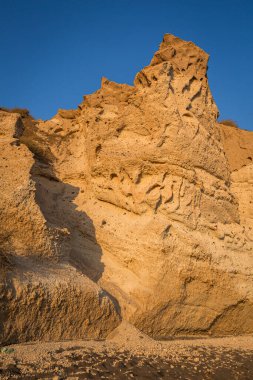 Santorini adasının kayalıkları ve kayalıkları