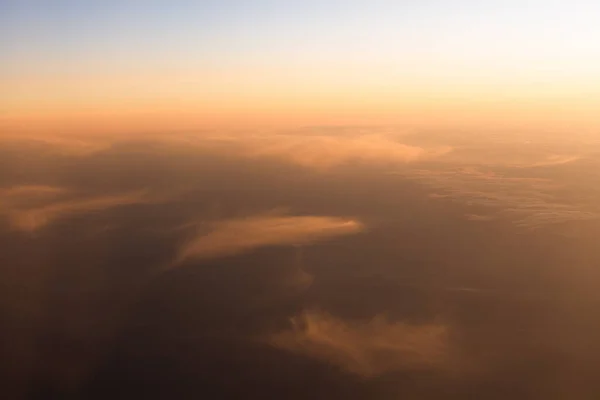 Bulutlar gökyüzünden gün batımında kaybolur