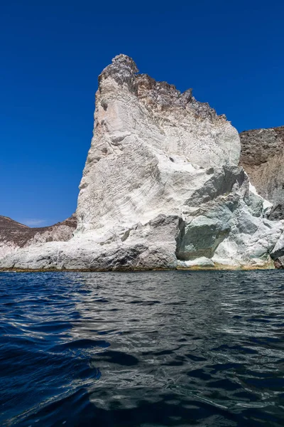 Santorini adasının kayalıkları ve kayalıkları